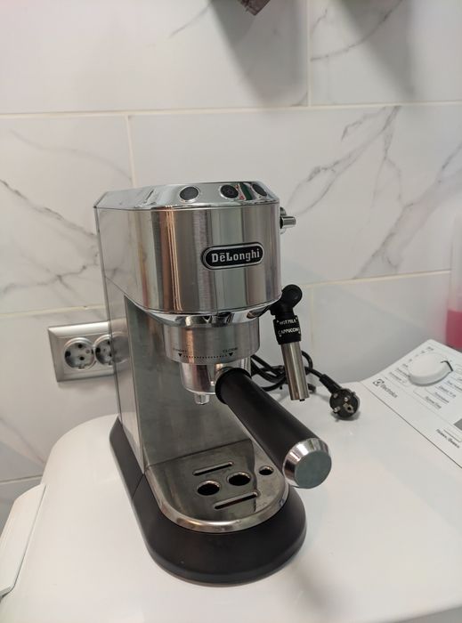 Кавоварка. Каво машина. Delonghi Dedica EC685