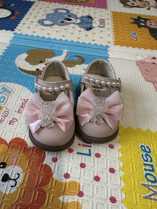 Продам дитячі святкові туфлі