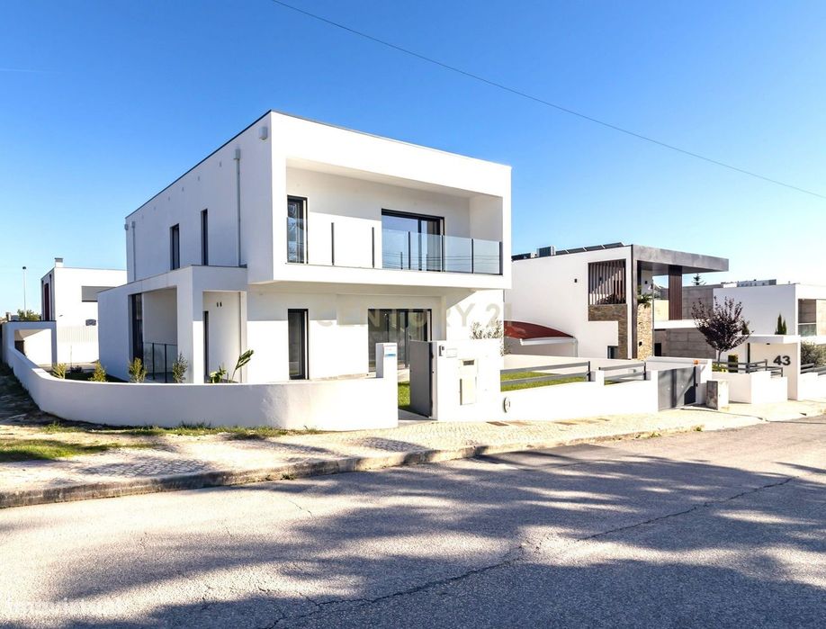 Moradia Nova T4 com piscina e garagem - Sobreda - Charneca de Caparica