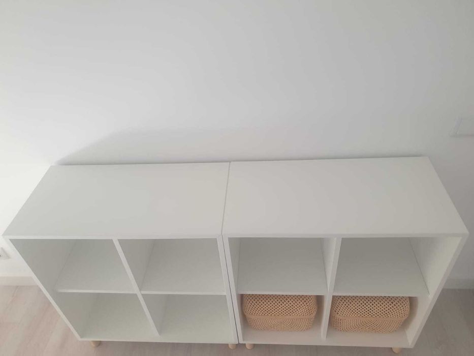 2 estantes brancas c/ pés em madeira