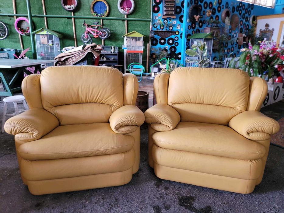 Sofás individuais em pele - Muito bom estado geral - Valor unitário