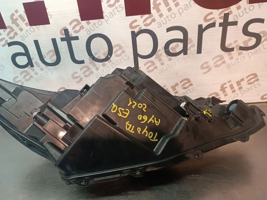 ÓTICA / FAROL TOYOTA AYGO X 2022-2025 - ESQUERDO 02A29318 (APOIOS