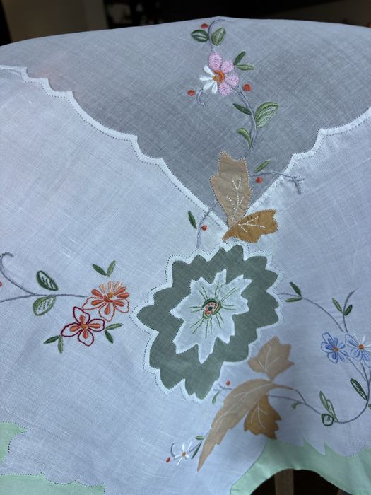 Toalha de mesa bordada à mão sobre linho e organza