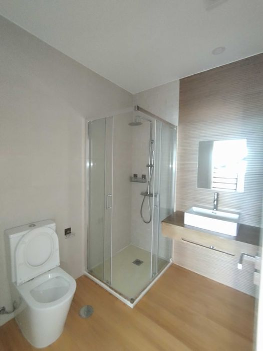 Arrenda-se T4 duplex, novo, em construção moderna. Elegante, confortável e espaçoso.