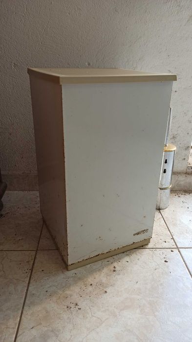 Cesto de roupa metálico