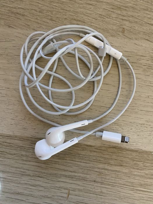 Iphone SE 128gb + earpods + capa protetora + cabo carregamento