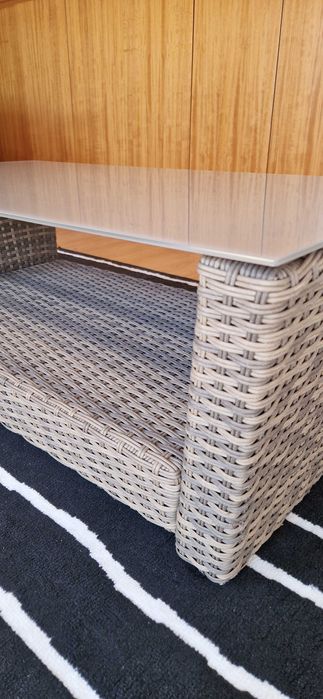 Sofá e mesa de exterior