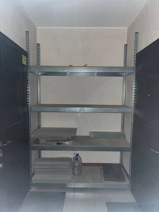 Стелаж, полиці в кладову