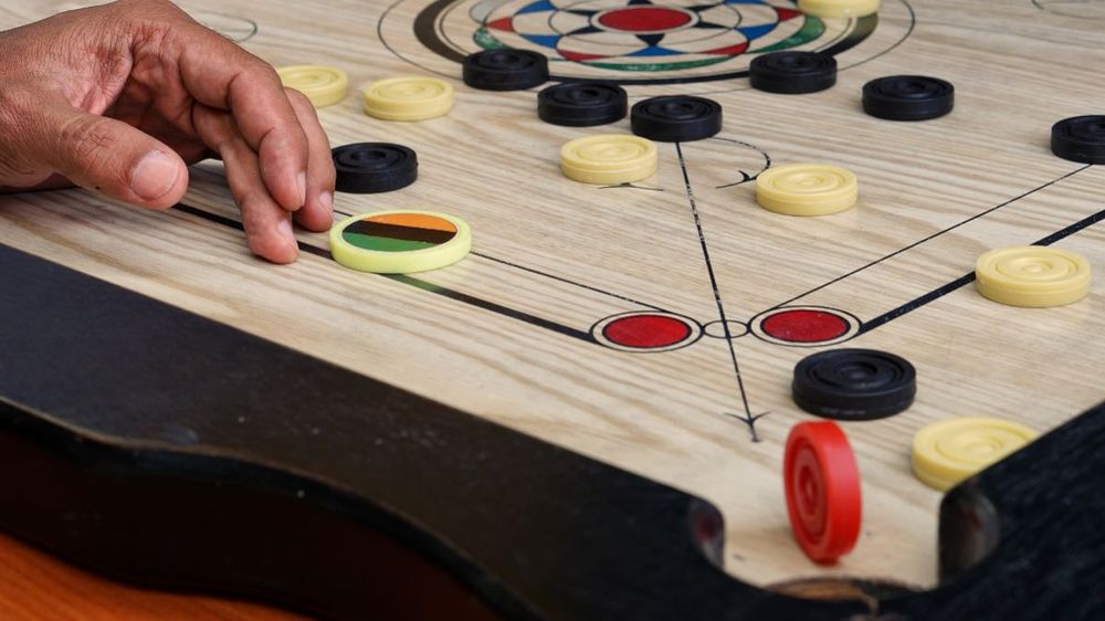CARROM ( Jogo de Tabuleiro Indiano )