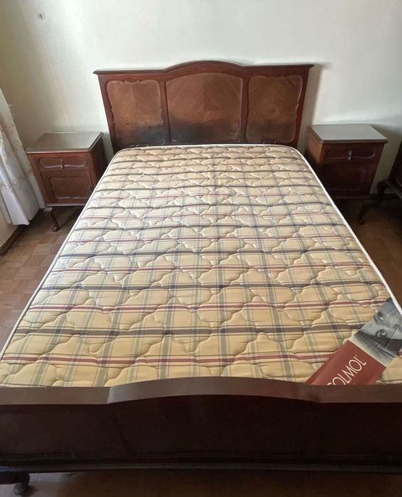 Cama de casal com colchão e mesas de cabeceira
