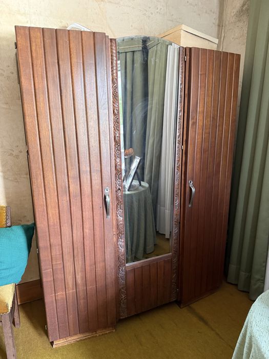 Conjunto de mobiliário para quarto de madeira dos anos 70: cama de casal, 2 mesas de cabeceira, roupeiro com espelho, cómoda com espelho e 2 cadeiras