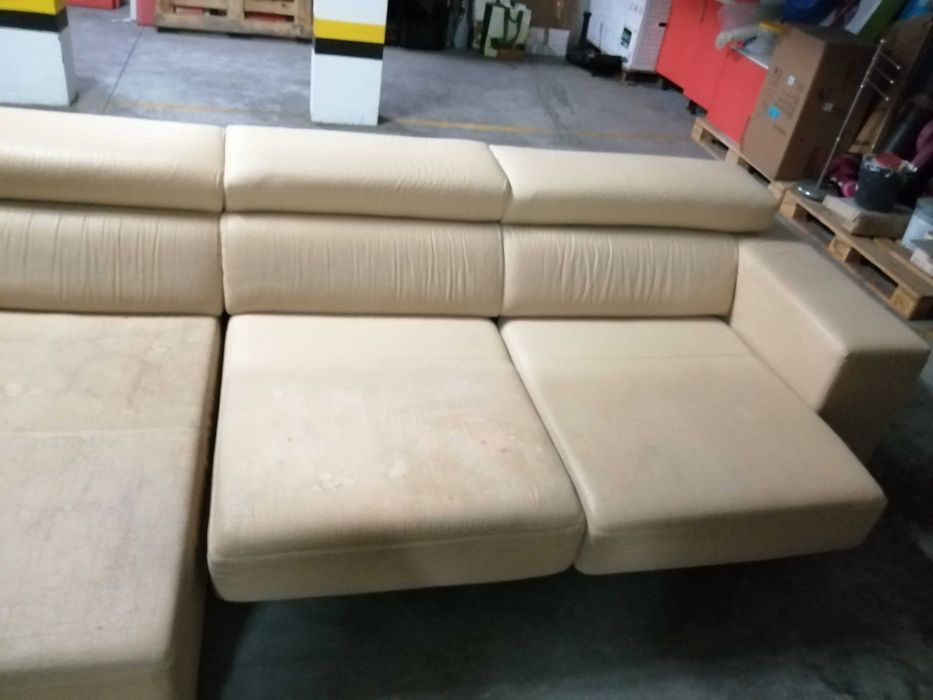 Sofá 3 lugares chaise long a direita c/ arrumo e 2 puffs