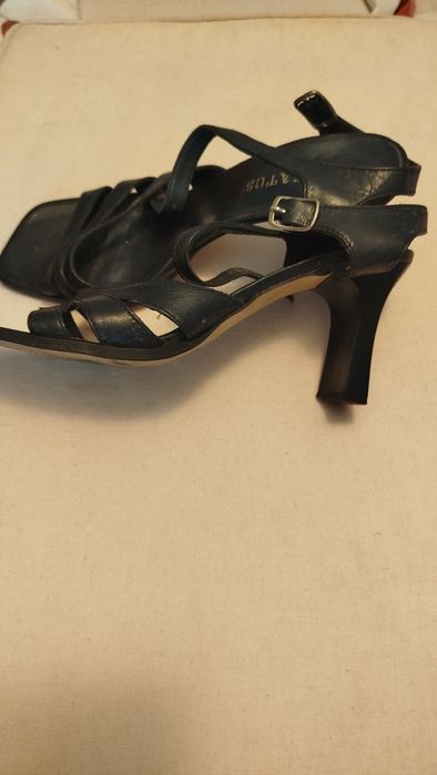 Sandálias azuis de salto alto