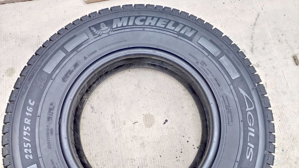 Шини 225/75R16C Michelin . 9мм. с нові