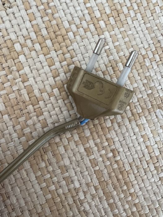 2 candeeiros loiça branca e abajur verde claro