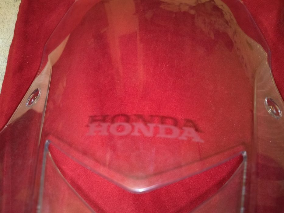 Продам оригінальне вітрове скло Honda