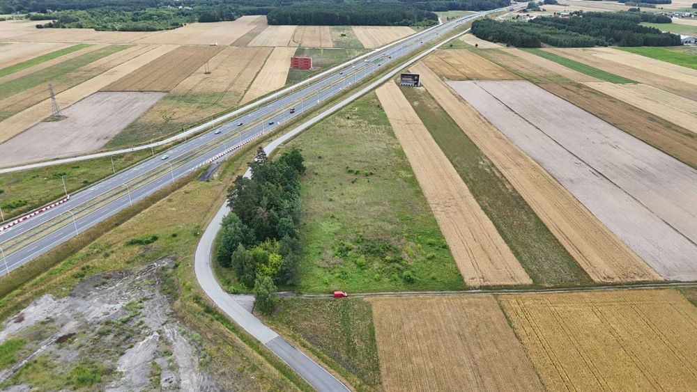 Działka inwestycyjna 1,5 ha przy S7 Dobrut, WZ pod halę magazynową, usługi, produkcja, logistyka, sprzedaż bezpośrednia - Widok 2