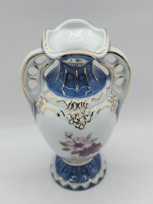 Porcelanowy wazonik Royal Dux