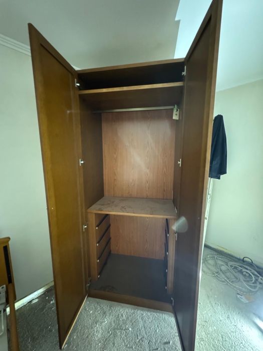 Roupeiro em madeira 2 portas , 4 gavetas