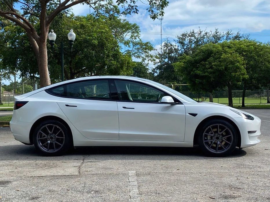 Tesla Model 3      2024