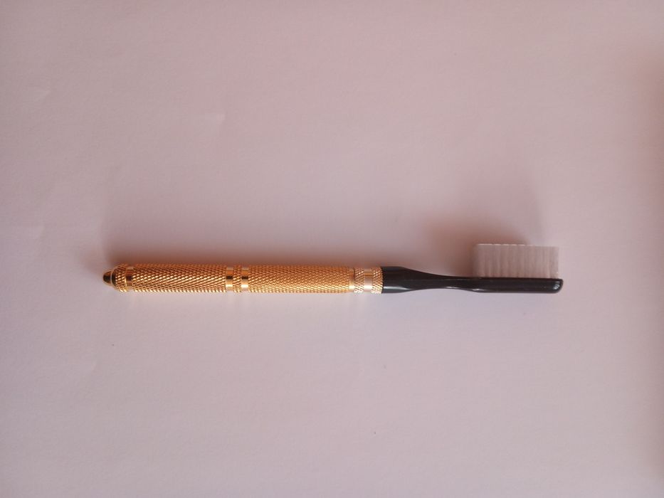 Maszynka do golenia i szczoteczka