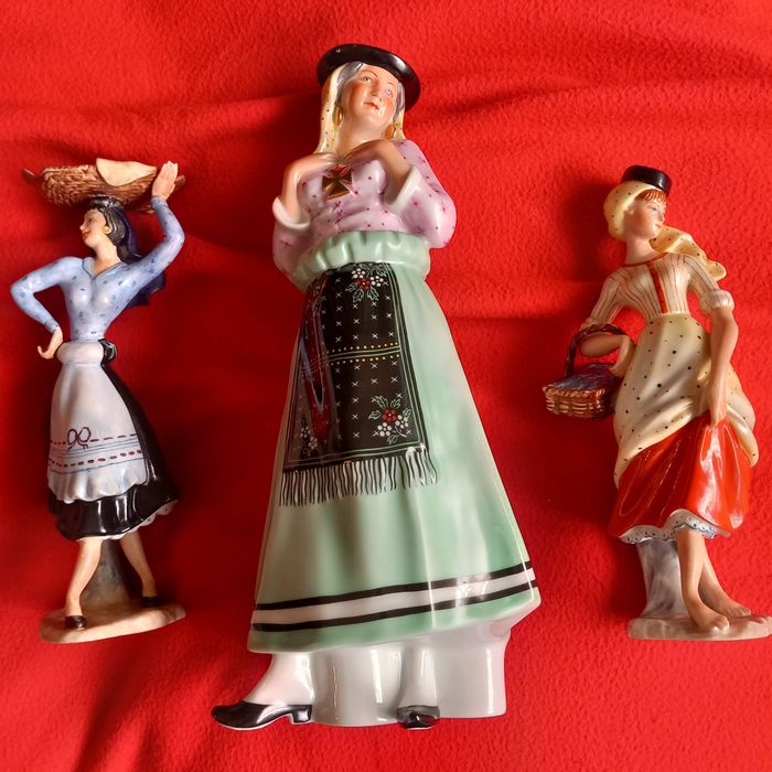 1 garrafa  e 2 figuras regionais