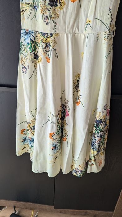 XS Sukienka jasna w kwiaty rozkloszowana delikatna