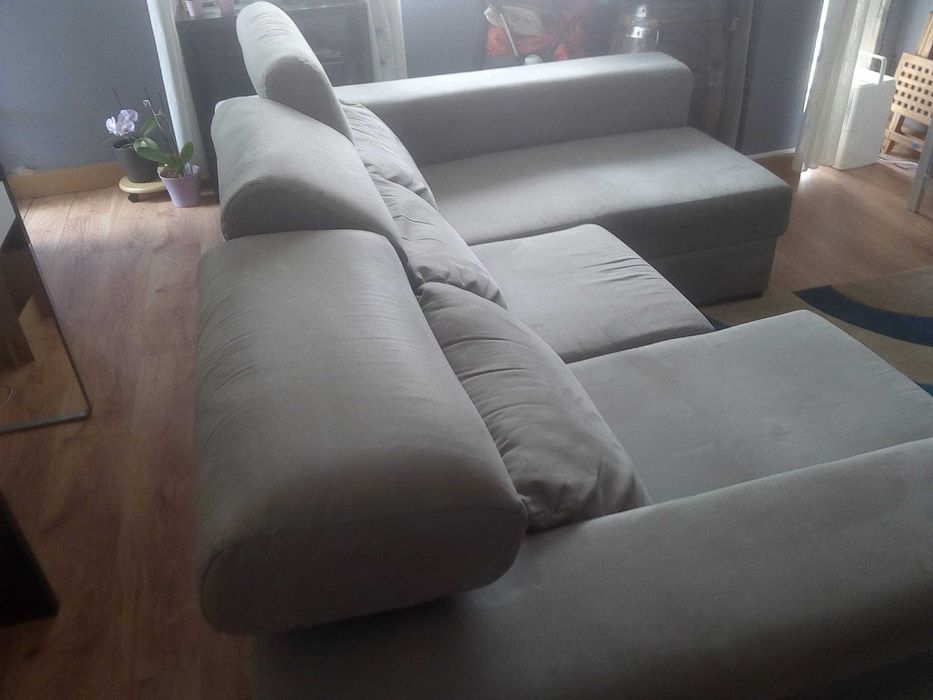 Sofá com chaise longue e dois bancos