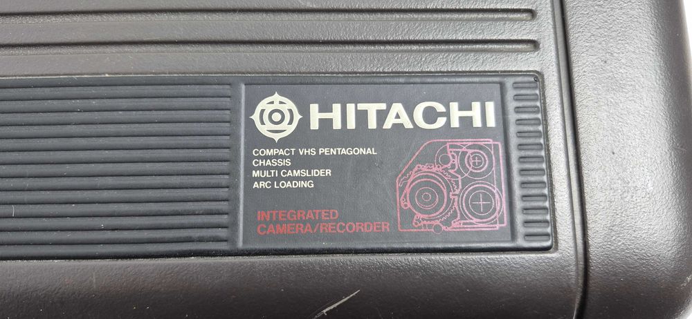 Kultowa Kamera VHS-C Hitachi VM-C52E | Retro Zestaw w Walizce
