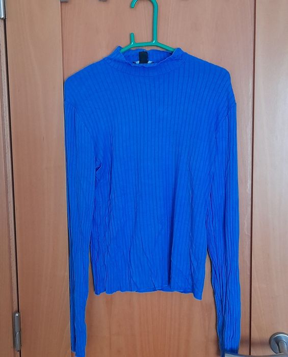 Camisola justa e de manga comprida