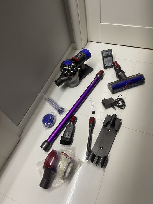 Odkurzacz Dyson V 8 , duzy zestaw ,nowa bateria .