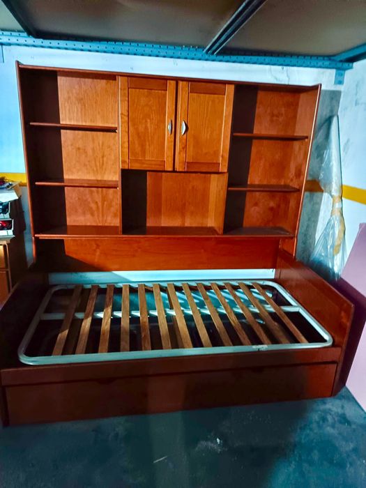 Quarto tipo estúdio completo e funcional e elegante em madeira.