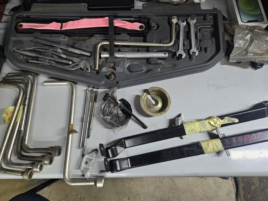 Набор ключи домкрат баллонник знак ключ свечной  bmw бмв е39 е38 е46