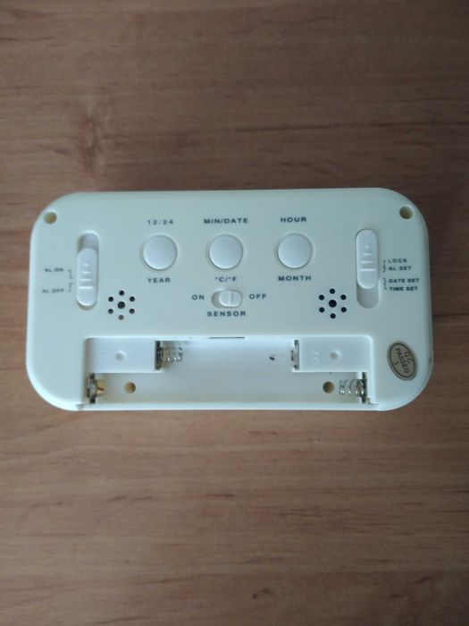 Zegar budzik cyfrowy na baterie