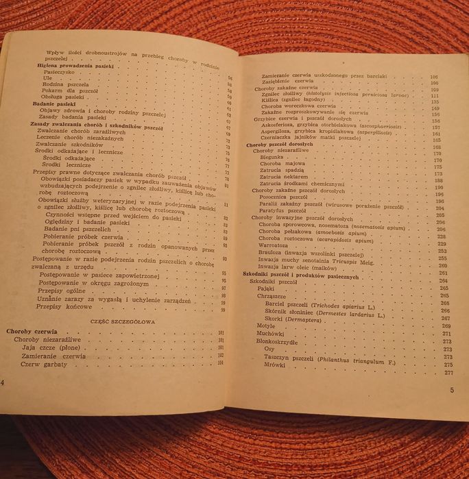 Zarys chorób i szkodników pszczół.