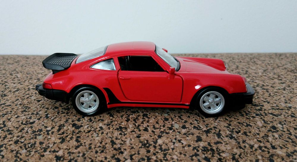 Porche 911 Turbo 3.3 (escala 1:32)