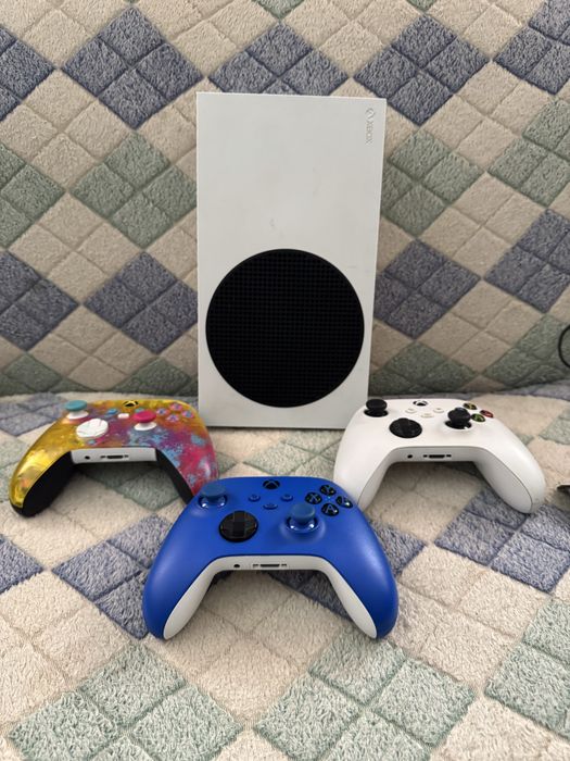 Xbox series S ,приставка з трьома джойстиками та зарядним пристроєм
