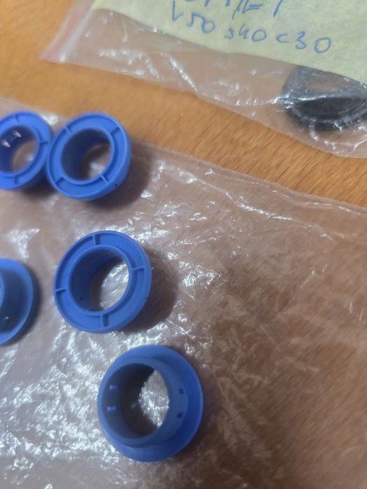 Tuleja Tulejka Mocowanie Lampy Przedniej Volvo V50 S40 C30  2 SZT