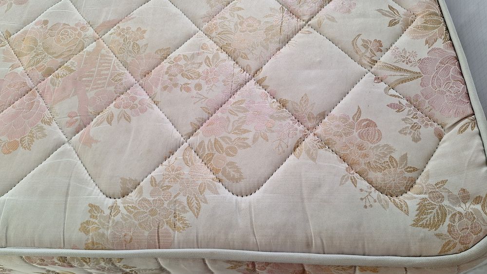 Vendo mesa 6 lugares cadeiras só tenho duas mais colchao casal 50 euros
