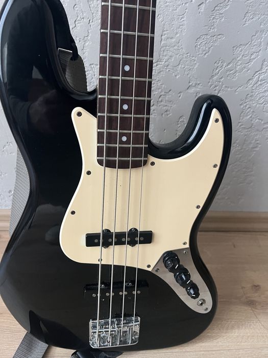 Squier jazz bass