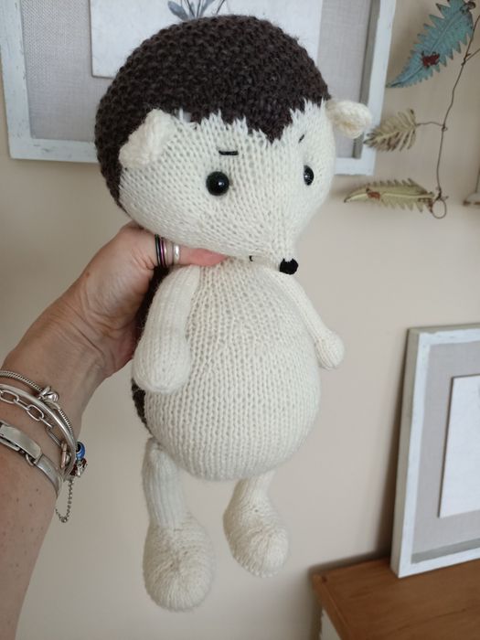 Śliczna pani jeżykowa amigurumi