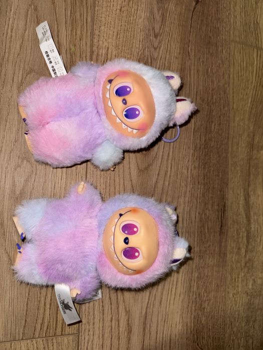 Dwie maskotki labubu