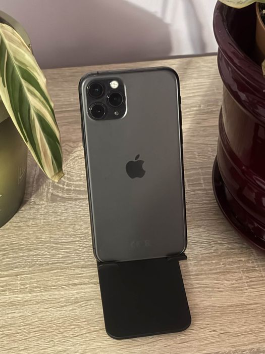 iPhone 11 Pro w zestawie z kablem i etui