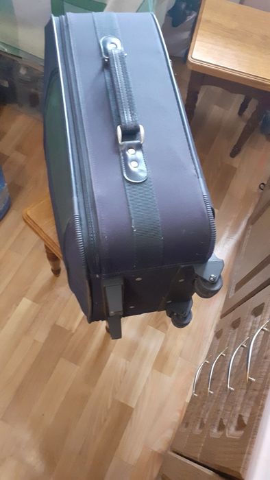 Чемодан на колесиках.