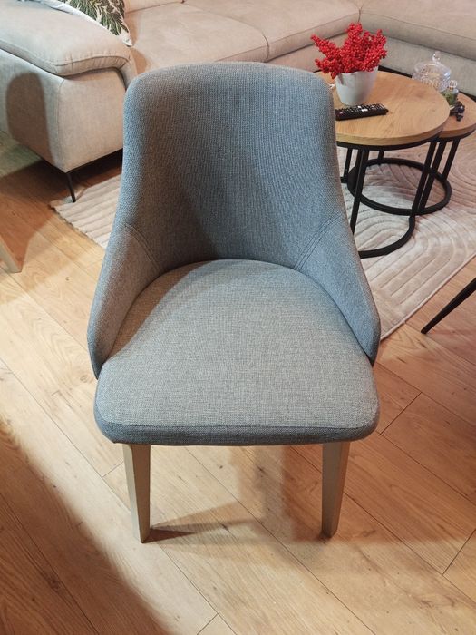 Krzesła w bardzo dobrym stanie cena za sztukę, 8sztuk. POLECAM !