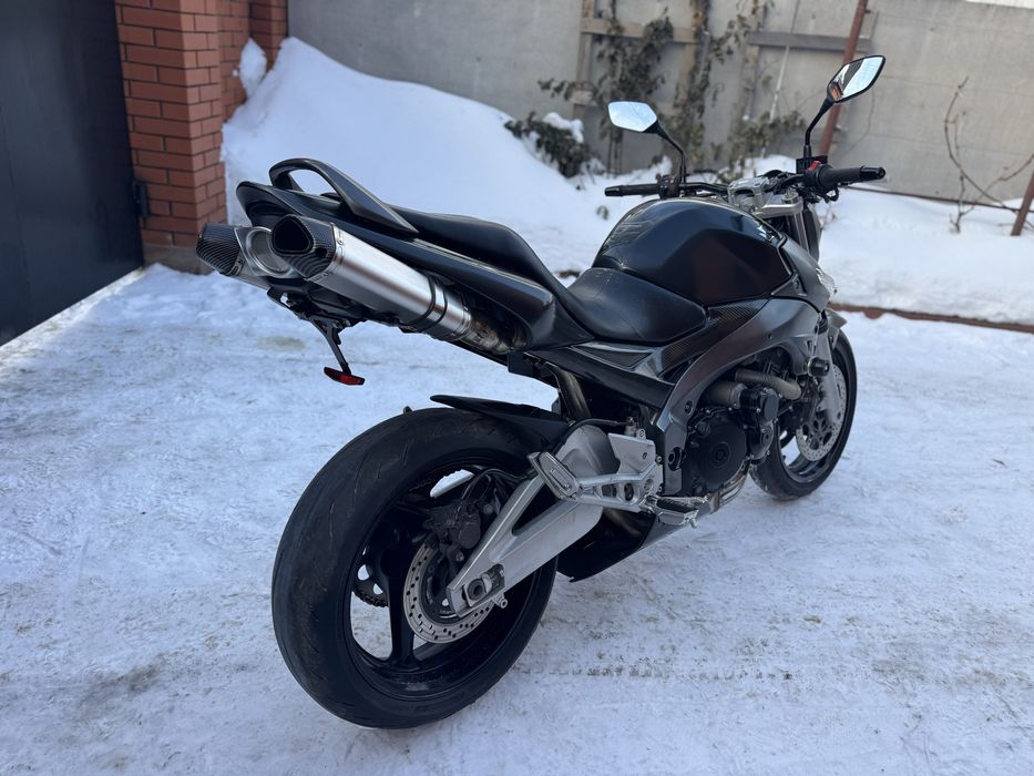 Японський мотоцикл Сузуки Suzuki GSR400 з Японіі