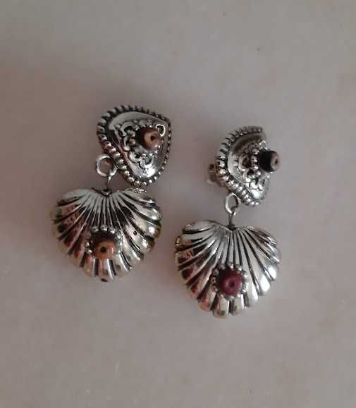 Brincos prateados em forma de coração