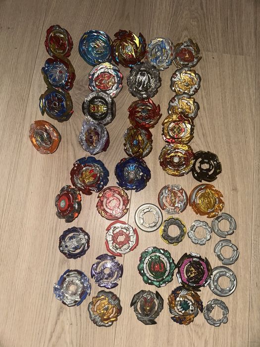 СРОЧНО продаю всех бейблейдов лотом или же у лс по ттдельности