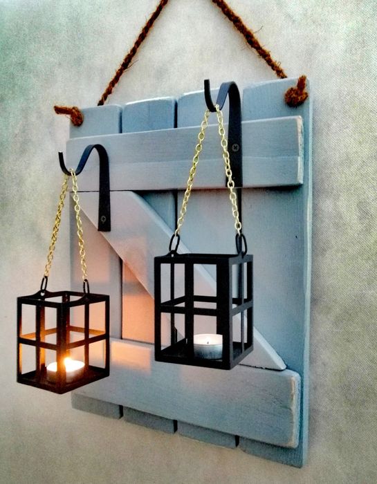 Lampion loft na desce drewnianej rustykalnej , dekoracja na ścianę.