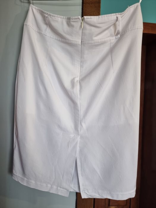 Жіноча спідниця білого кольору